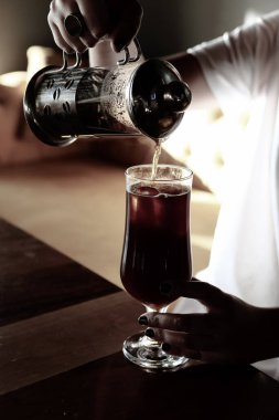 Kahve odasında kahve hazırlayan barista.