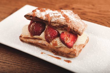 Ahududu ve çilekli puf böreği.