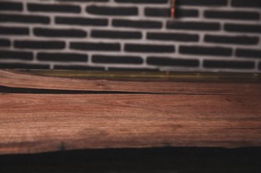 Modern ahşap ve siyah arkaplanı kapat