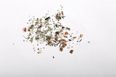 Beyaz arka planda izole edilmiş kurumuş meyve parçaları