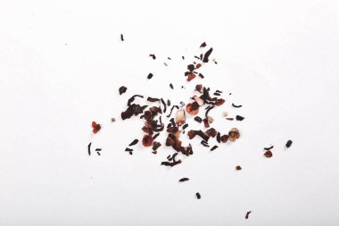 Beyaz arka planda izole edilmiş kurumuş meyve parçaları