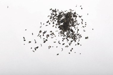 Dağınık çiçek parçaları beyaz arkaplanda izole edilmiş