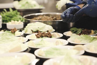 Türk yemeği, puro, turka bifteği veya chee kofta.