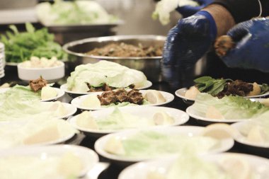 Türk yemeği, puro, turka bifteği veya chee kofta.