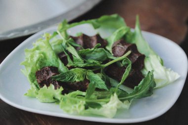 Türk yemeği, puro, turka bifteği veya chee kofta.