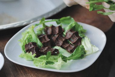 Türk yemeği, puro, turka bifteği veya chee kofta.
