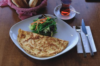 Lezzetli omlet ve kahvaltı tabağı masada..