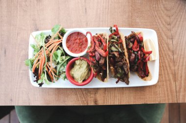 Meksika usulü dilimlenmiş tako.