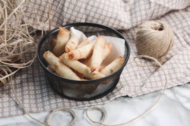 Lezzetli abur cubur tabağı, patates kızartması, soğan halkası, börek veya sosis. 