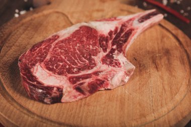 Büyük çiğ domuz eti pişirmeye hazır.