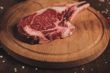 Büyük çiğ domuz eti pişirmeye hazır.