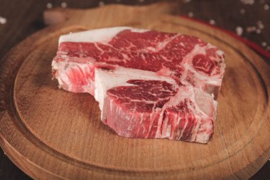 Büyük çiğ domuz eti pişirmeye hazır.