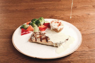 Masada lezzetli tavuk yemeği