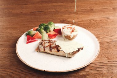 Masada lezzetli tavuk yemeği