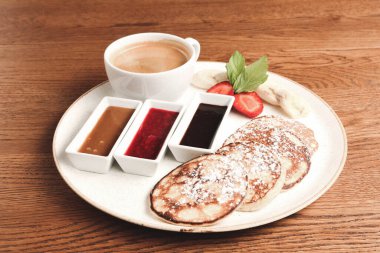 Kahvaltıda meyveli krep ya da krep.