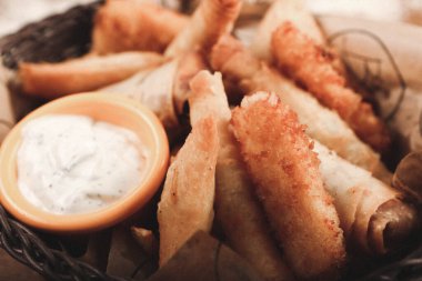 Masada nefis kızarmış tavuk parmakları var.