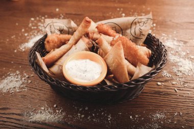 Masada nefis kızarmış tavuk parmakları var.