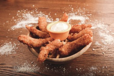 Masada nefis kızarmış tavuk parmakları var.