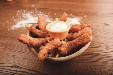 Masada nefis kızarmış tavuk parmakları var.
