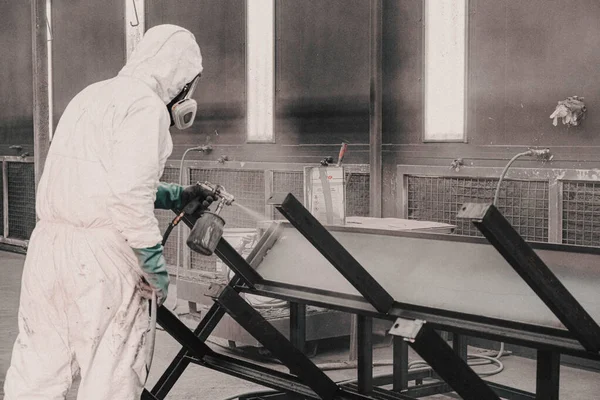 Fabrikadaki üretim tesisleri ve işçiler