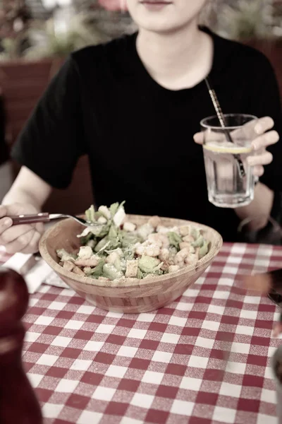 Çekici Beyaz Salata Odak Üstünde Yemek Kadın Çatal Gülümseyen Portresi — Stok fotoğraf