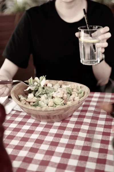 Ritratto Attraente Donna Caucasica Sorridente Mangiare Insalata Concentrarsi Mano Forchetta — Foto Stock