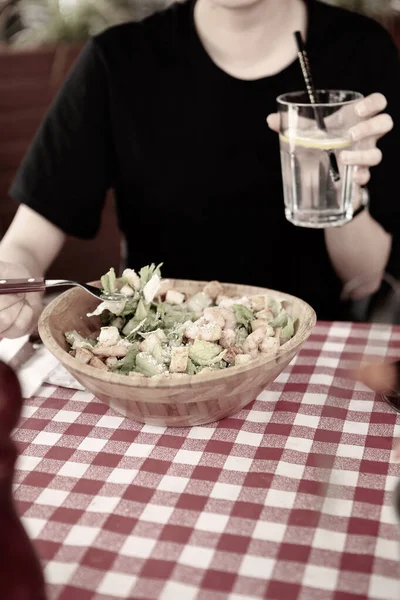 フォーカスのサラダを食べる女とフォークを笑顔魅力的な白人の肖像画 — ストック写真