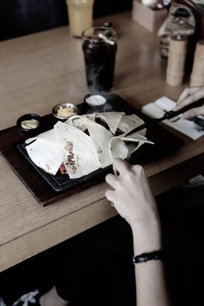 Een Jonge Vrouw Eet Een Lekkere Verse Indiase Maaltijd — Stockfoto