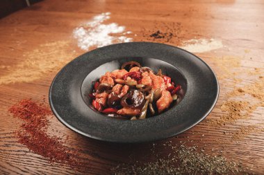 Masada lezzetli tavuk yemeği