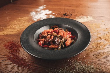 Masada lezzetli tavuk yemeği