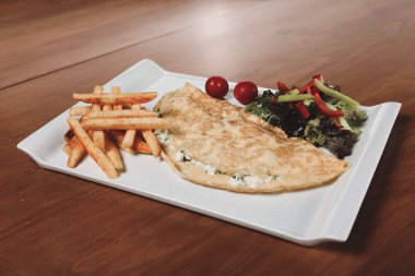 Lezzetli omlet ve kahvaltı tabağı masada..