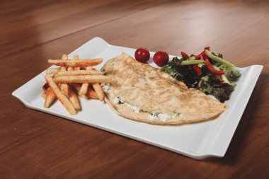 Lezzetli omlet ve kahvaltı tabağı masada..