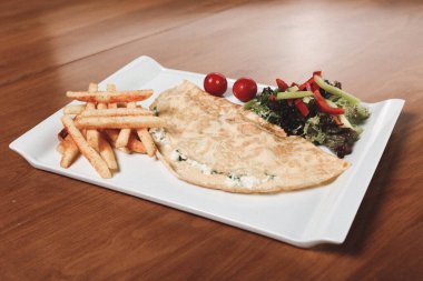 Lezzetli omlet ve kahvaltı tabağı masada..