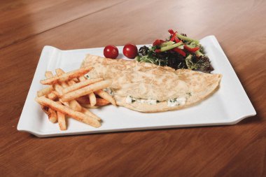 Lezzetli omlet ve kahvaltı tabağı masada..