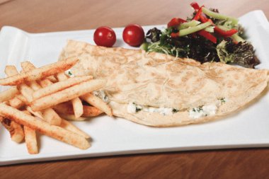 Lezzetli omlet ve kahvaltı tabağı masada..