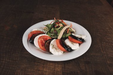 Biraz sebzeli somon pişirdim.