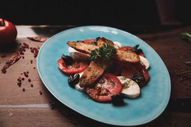 Biraz sebzeli somon pişirdim.