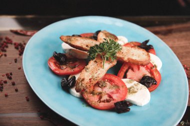 Biraz sebzeli somon pişirdim.