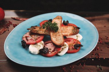 Biraz sebzeli somon pişirdim.