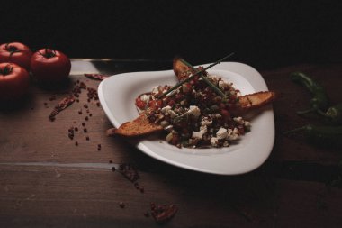 Taze salata tabağı ile karışık yeşillik