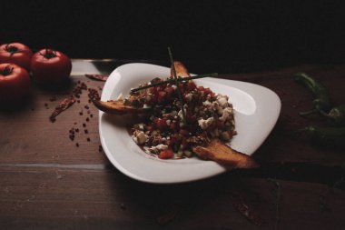 Taze salata tabağı ile karışık yeşillik