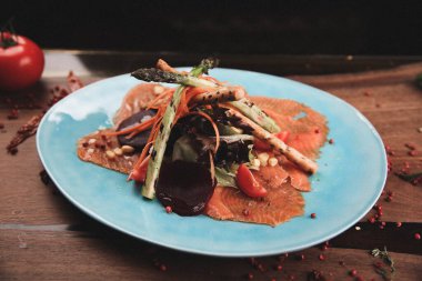 Biraz sebzeli somon pişirdim.