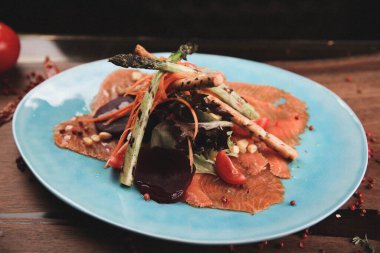 Biraz sebzeli somon pişirdim.