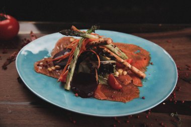 Biraz sebzeli somon pişirdim.