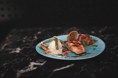 Biraz sebzeli somon pişirdim.