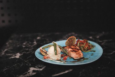 Biraz sebzeli somon pişirdim.