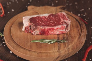 Büyük çiğ domuz eti pişirmeye hazır.