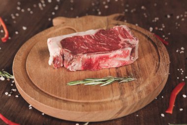 Büyük çiğ domuz eti pişirmeye hazır.