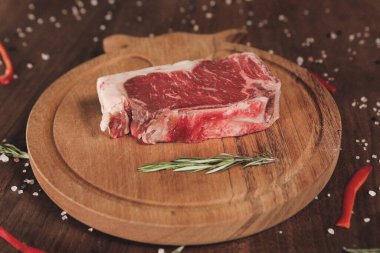 Büyük çiğ domuz eti pişirmeye hazır.