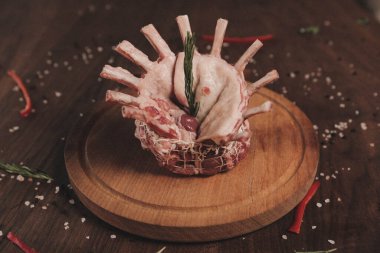 Büyük çiğ domuz eti pişirmeye hazır.